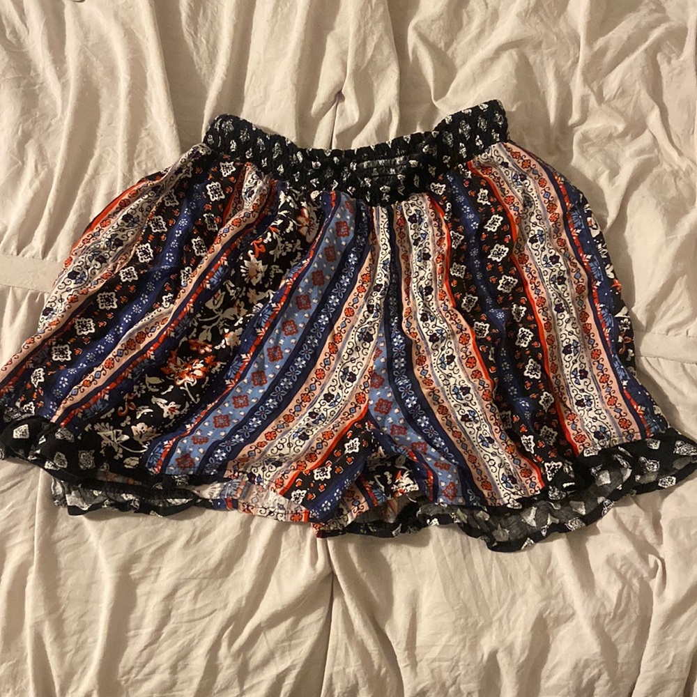 Multi colored flowy shorts, great condition (size xl)